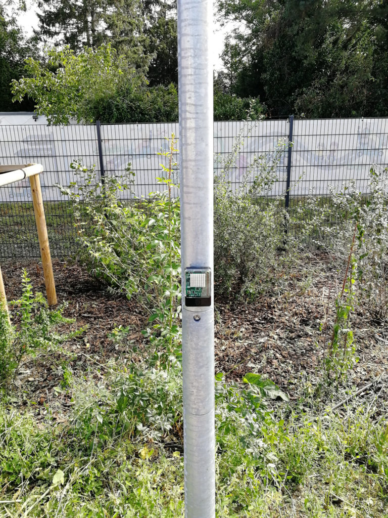 Mini-Rechner mit Leuchtanzeige ist an einem Laternenpfahl im Senioren-Scooter-Park angebracht